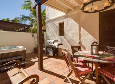 Vacation cottage courtyard with hot tub