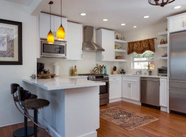 Vacation cottage kitchen