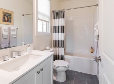 L-2nd-suite-bathroom