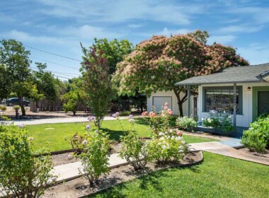 3540Cedar-Beautiful-and-welcoming-front-yard-sm