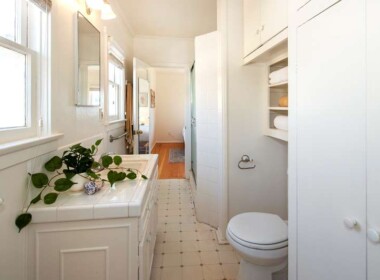 3540CedarBathroom-between-bedrooms-sm